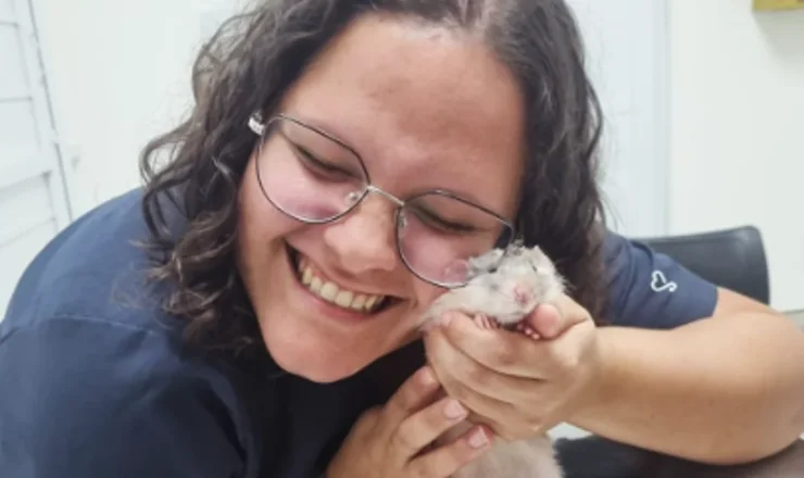 Veterinária da CAV com um filhote no colo
